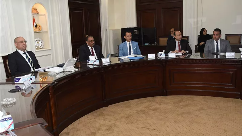 وزير الإسكان يتابع موقف مشروعات تطوير المناطق العشوائية غير الآمنة