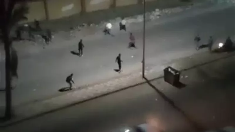 اشتباك المهربين مع العساكر أمام البحيرة في بورسعيد.. بالفيديو
