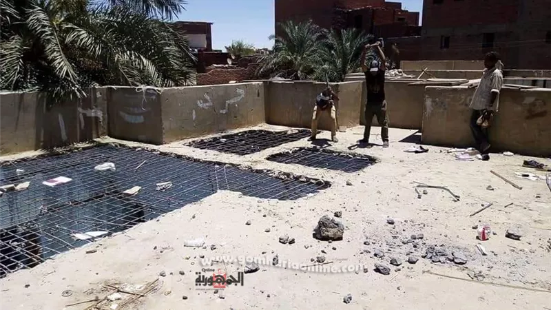 بالصور ... رئاسة مركز الخارجة تزيل منزل آيل للسقوط بحى البساتين في الوادي الجديد