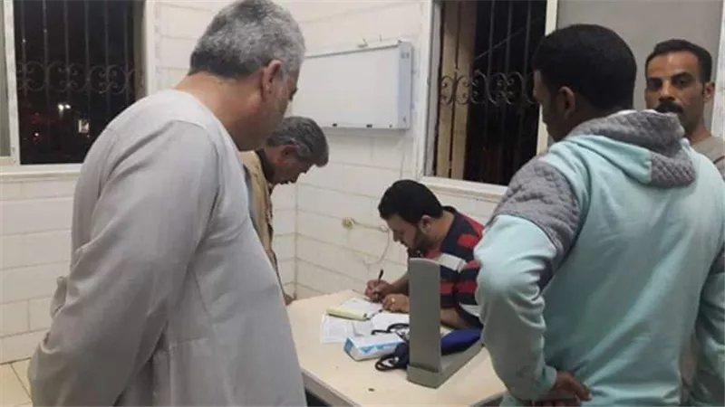 رئيس مدينة أشمون يفاجئ المستشفى العام ليلا متنكرا بالجلباب البلدى