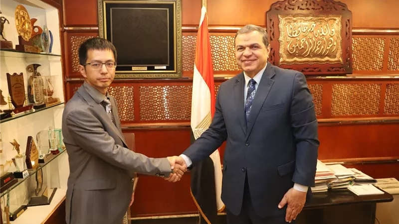 سعفان يبحث مع 