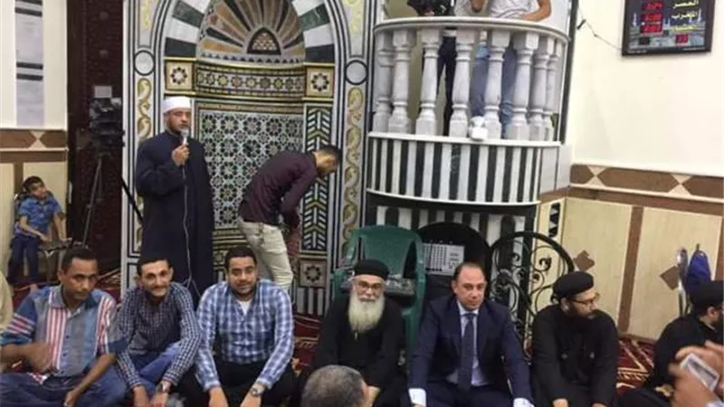 قساوسة ورهبان يشاركون المسلمين افتتاح مسجد بقرية صنبو بديروط