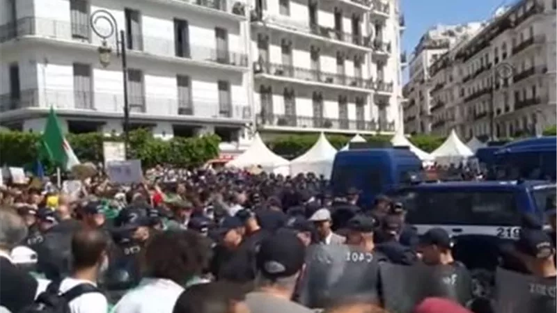 قوات الأمن الجزائرية تفرق المتظاهرين بقنابل الصوت والغاز. . فيديو