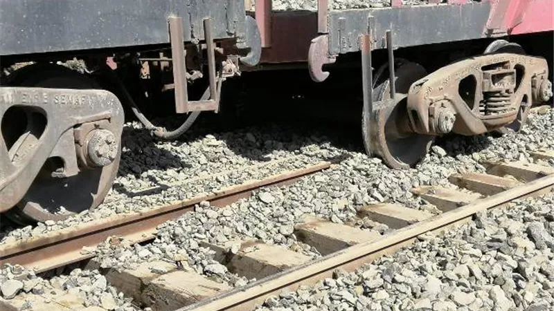 خروج 3 عربات قطار بضائع عن القضبان بالبحيرة