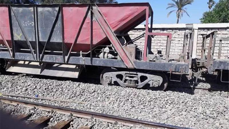 بالصور .. عودة حركة القطارات بدمنهور بعد رفع 3 عربات على السكة الحديد