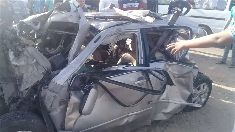 بالصور .. اصابة 13 بحادث تصادم 6 سيارات بينهم سيارتين اشتعلوا فى البحيرة