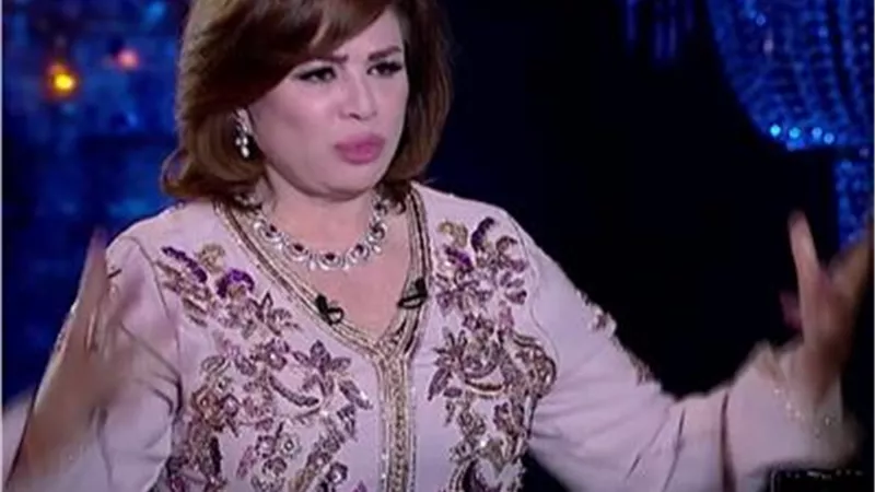 الهام شاهين تسخر من السوشيال ميديا