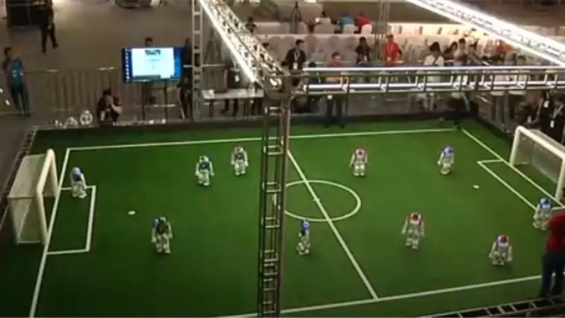 روبوتات تتنافس في ملاعب كرة القدم بالصين