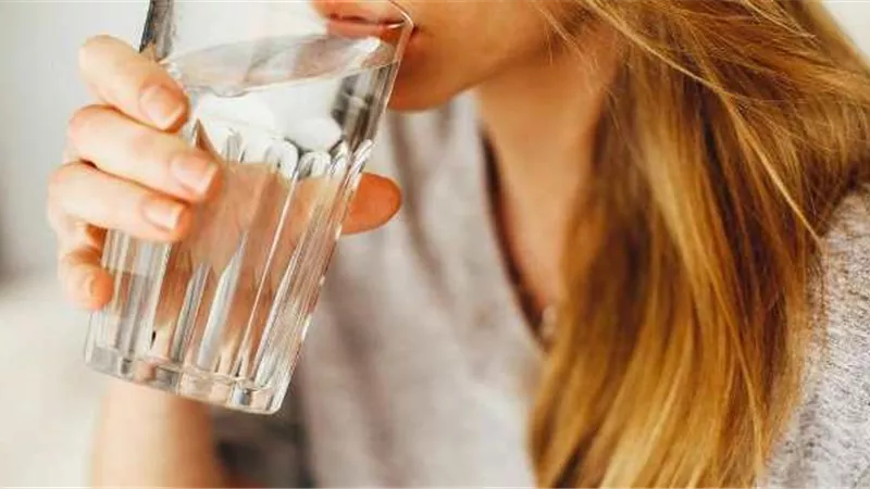 فوائد ومخاطر.. الماء البارد والدافئ