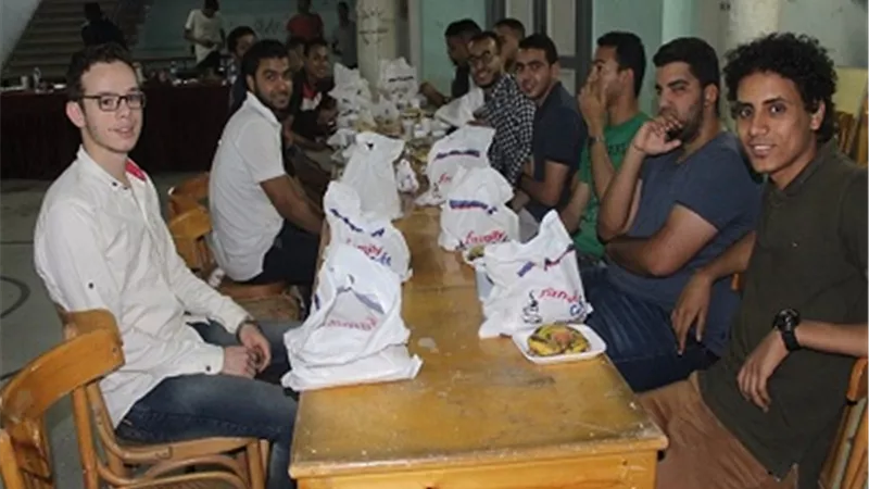 رئيس جامعة جنوب الوادى يتناول الإفطار مع طلاب كلية الهندسة