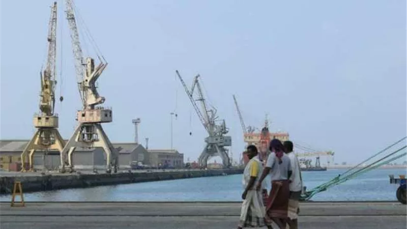 الحوثيون يزرعون الألغام ويحفرون الخنادق حول مطار الحديدة