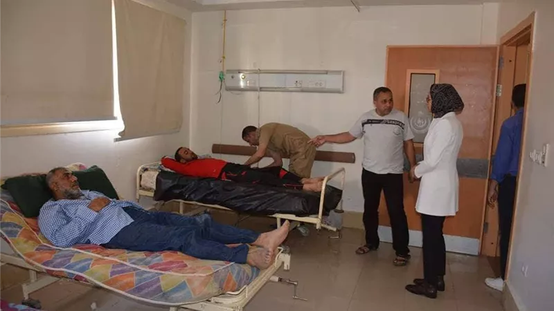 نائب محافظ الوادي الجديد تزور مصابي حادث أتوبيس فوسفات أبو طرطور