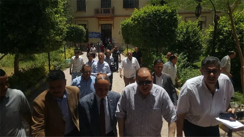طلاب الصف الأول الثانوى بالفيوم يؤدون الامتحان بالنظام الورقى