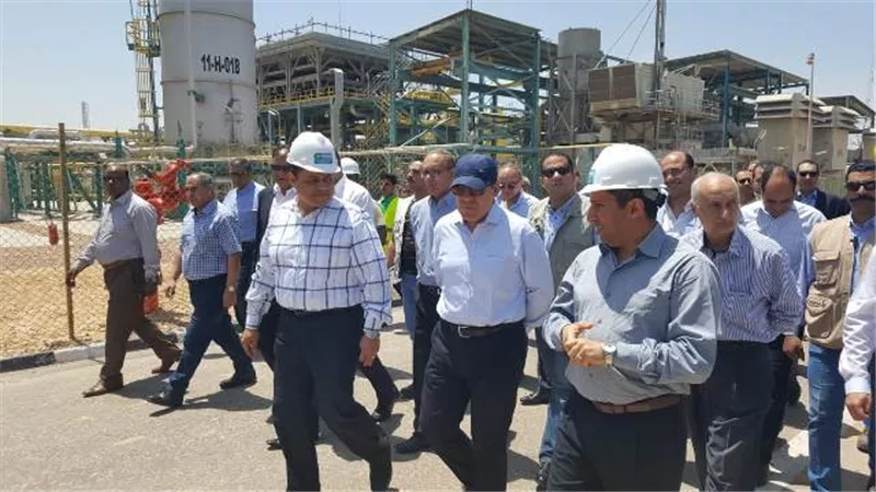 جولة تفقدية لوزير البترول إلى مجمع غازات الصحراء الغربية بالإسكندرية.. صور