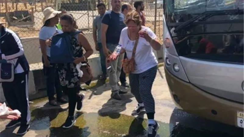 انفجار جسم غريب بالهرم وتهشيم زجاج أتوبيس يستقله سياح من جنوب أفريقيا.. صور