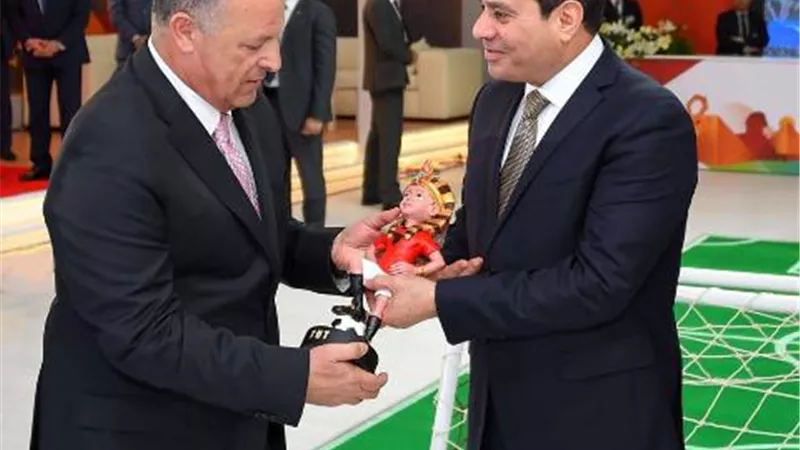 الرئيس السيسي يستلم أول بطاقة مشجع ببطولة كأس الأمم الافريقية.. صور