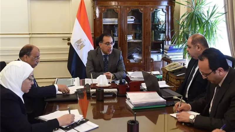 رئيس الوزراء يبحث ملفات القمامة٠٠أراضى الدولة ٠٠حياة كريمة ورصف الطرق مع محافظ الغربية