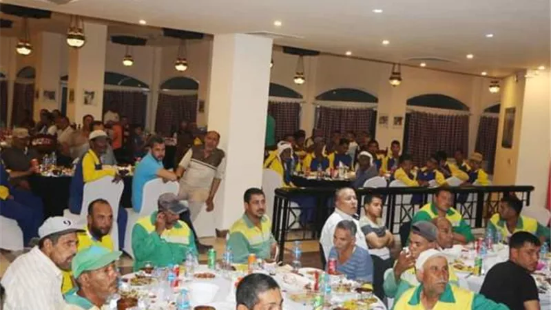 عمال نظافة مدينة شرم الشيخ على مائدة افطار محافظ جنوب سيناء