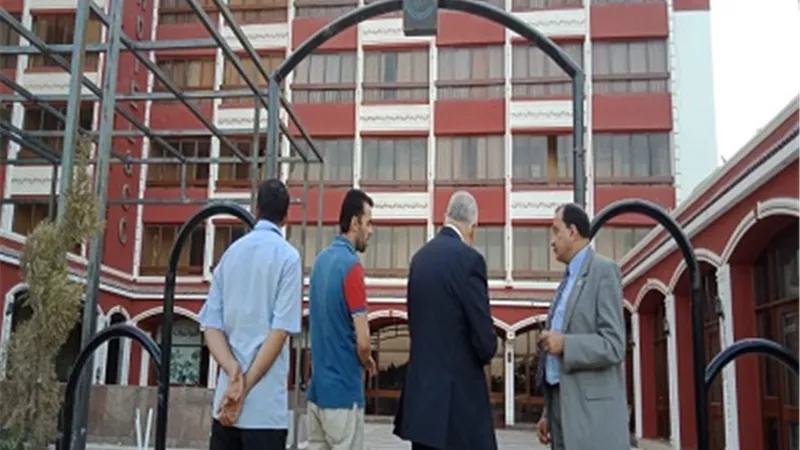 رئيس جامعة بني سويف يتابع الأعمال الإنشائية بمركز المؤتمرات