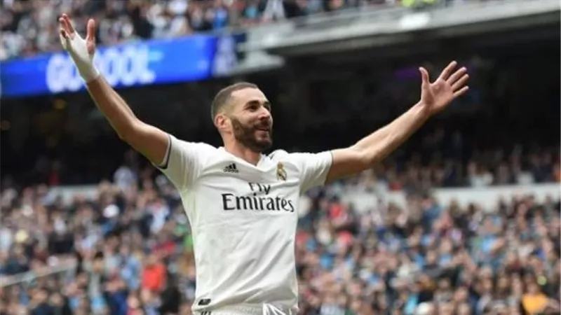 بنزيما يحصل على جائزة أفضل لاعب فرنسي محترف