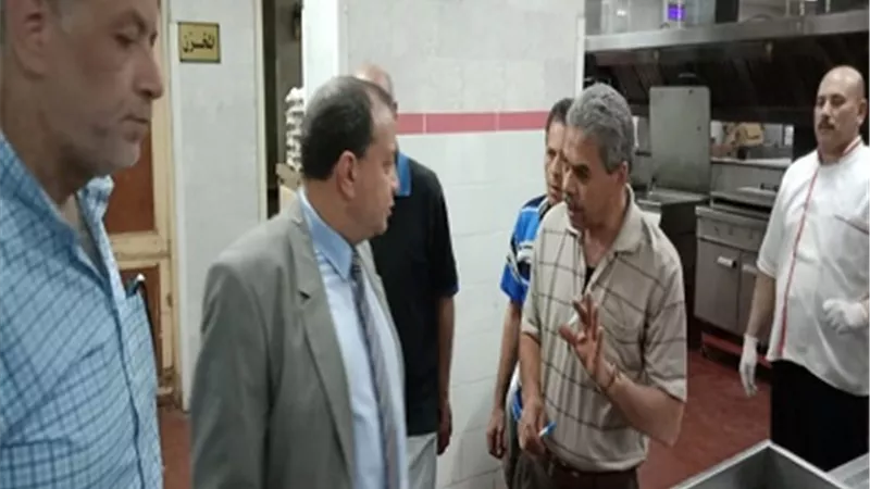 رئيس جامعة بني سويف يطمئن على جودة الوجبات للمرضى بالمستشفى