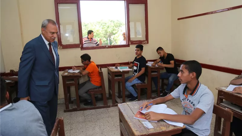 امتحانات أولى ثانوى ورقياً فى قنا بعد سقوط 