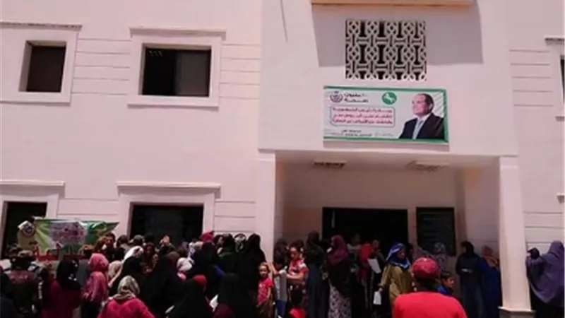 القافلة العلاجية بقرية المحمودية توقع الكشف الطبي على 2379 مريضا