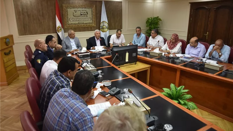 محافظ مطروح يتابع الاستعدادات النهائية لإستقبال موسم الصيف