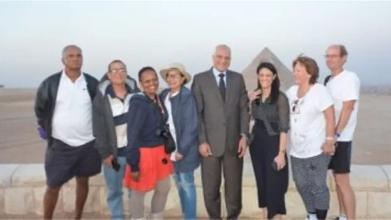 وزيرة السياحة تصطحب مصابي الانفجار في جولة بمنطقة الأهرامات