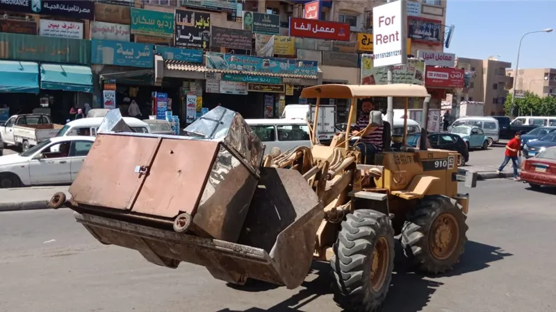 حملة لإزالة الإشغالات بالحي الأول لمدينة العبور.. صور