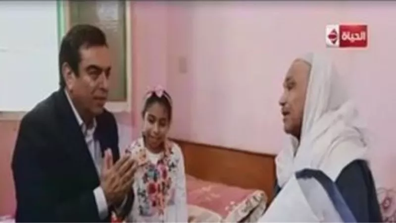 جورج قرداحي يسلم 100 ألف جنيه للفائز بمسابقة 