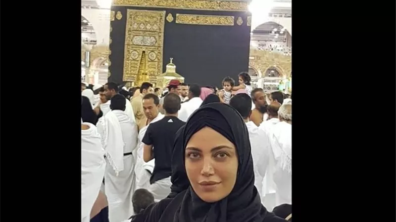 ريهام حجاج وزوجها يؤديان مناسك العمرة