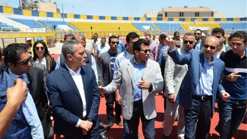 بالصور .. رئيس الوزراء السابق ووزير الشباب يتفقدان جاهزية استاد الإسماعيلية ل