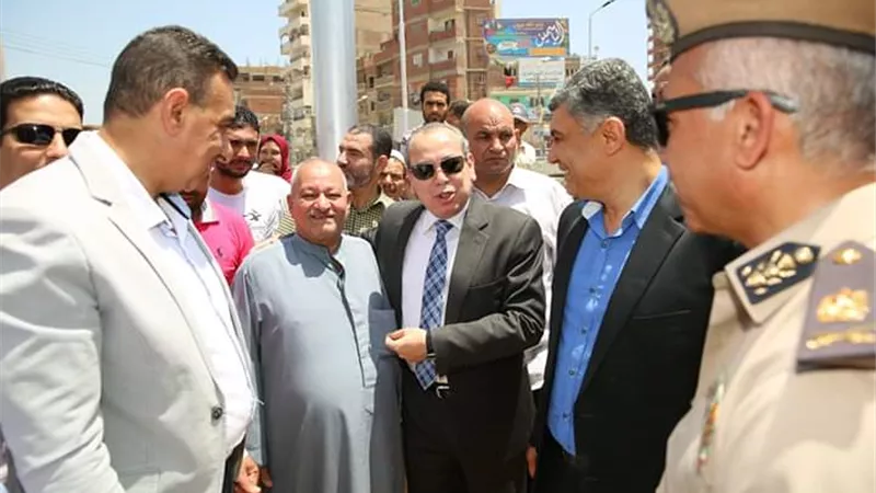 محافظ كفرالشيخ يستمع لأهالي حي القنطرة ويكلف بالحل العاجل والفوري لمشاكلهم