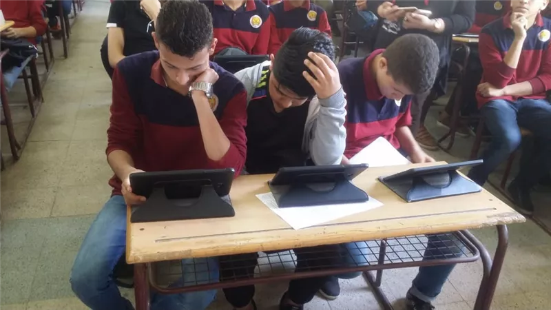 طلاب أولى ثانوى بأسوان يؤدون إمتحانات الاحياء بالتابلت