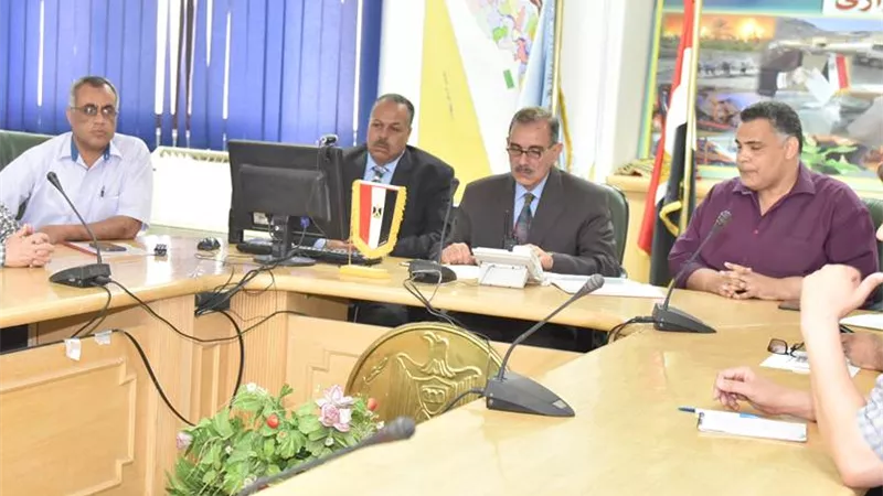 محافظ أسيوط يتابع امتحانات الصف الأول الثانوي ويؤكد انتظام الامتحان الكترونياً في أغلب المدارس
