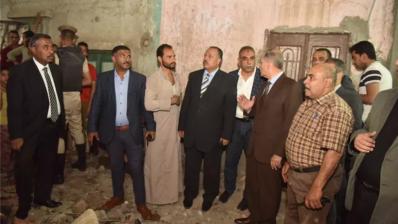 محافظ أسوط يتفقد منزل تعرض لحريق بحي غرب ويشكل لجنة هندسية لمعاينته