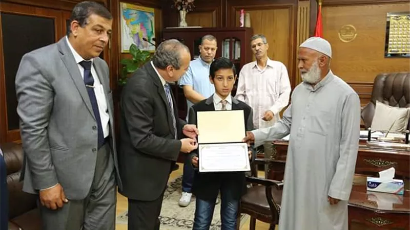 محافظ كفرالشيخ يكرم الطالب 