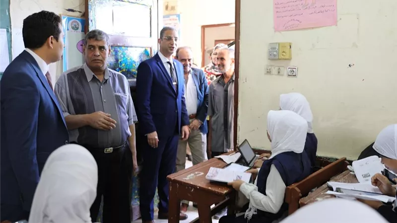 محافظ سوهاج يتفقد عدد من لجان الإمتحانات بالمدارس