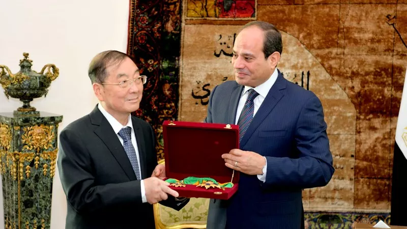 الرئيس يمنح سفير الصين بالقاهرة وسام الجمهورية من الطبقة الأولى
