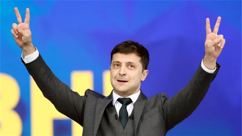 الرئيس الاوكرانى يذهب الى مكتبه الجديد سيرا على الأقدام