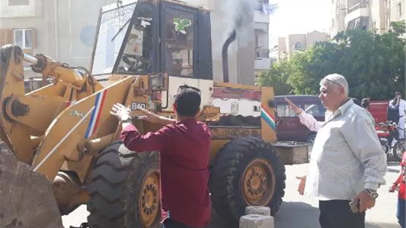 جهاز مدينة العبور يشن حملة إزالة الإشغالات بأحياء العبور ..صور
