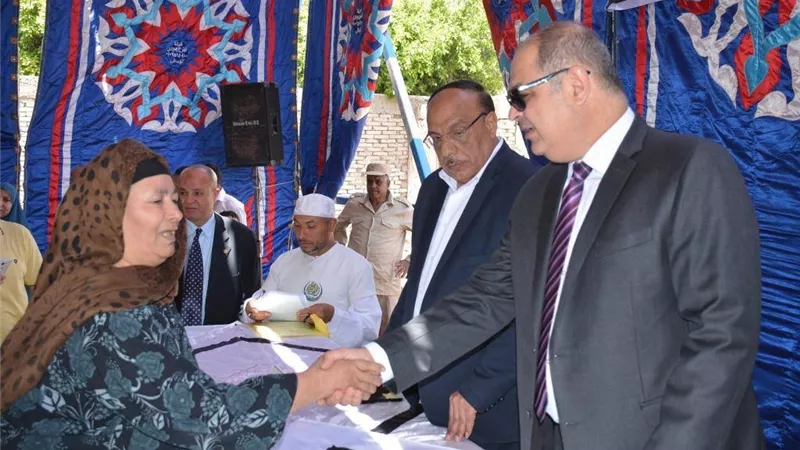 محافظ الغربية٠٠ 250 ألف جنية لقرية كوم على بقطور ضمن أعمال مبادرة حياه كريمة بالصور