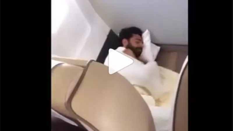 فيديو محمد صلاح وهو نائم يشعل مواقع التواصل.. والجمهور يرد : عادي ..ما هو الملك