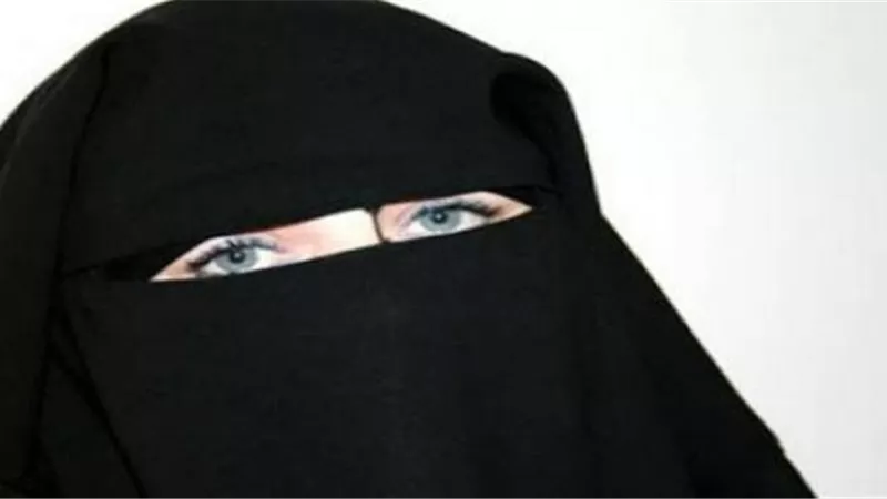 طبيب يتخلى عن مهنته بسبب النقاب