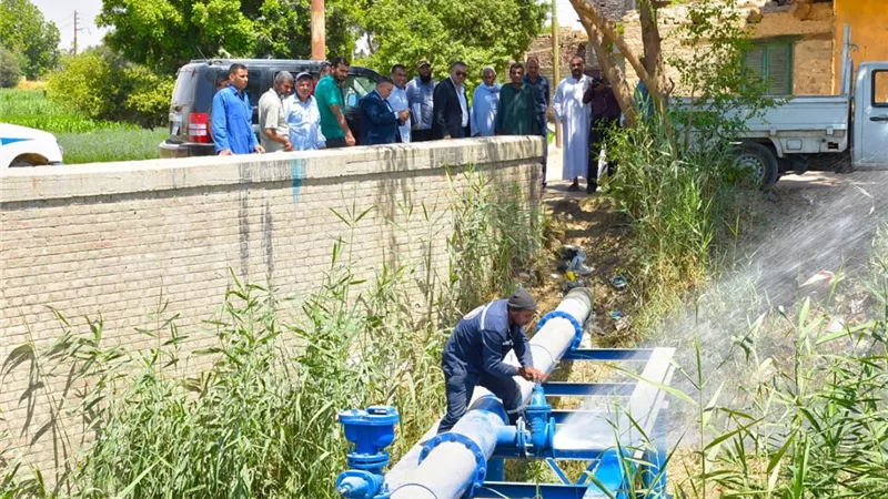 رئيس لجنة الصحة بمجلس النواب يتفقد أعمال تشغيل خط مياه جديد بالمنشاة والمدامود