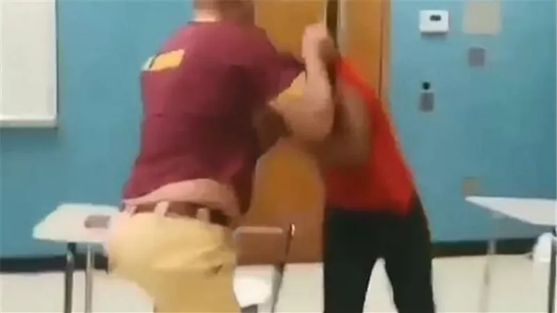 طالب يفقد الوعي داخل الفصل بسبب ضرب المعلم