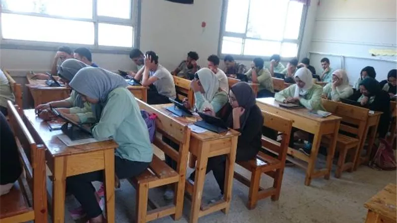 98 % من طلاب اولى ثانوي في الإسماعيلية أدوا امتحان الأحياء بالتابلت