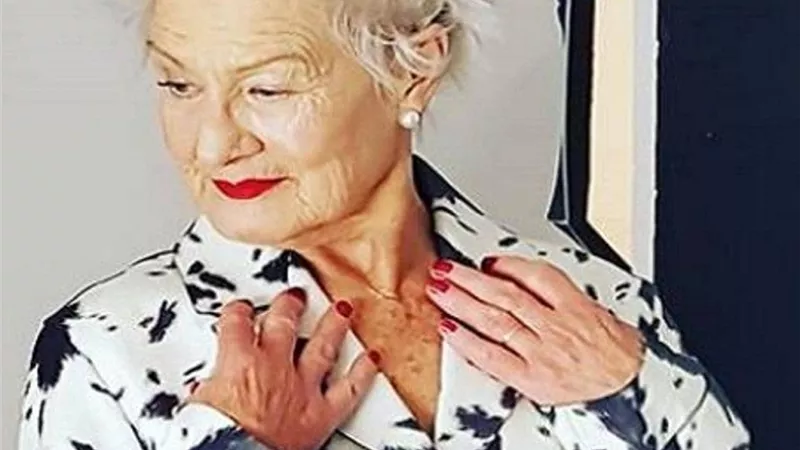 عجوز تحقق حلمها وتصبح عارضة أزياء في الـ80..صور