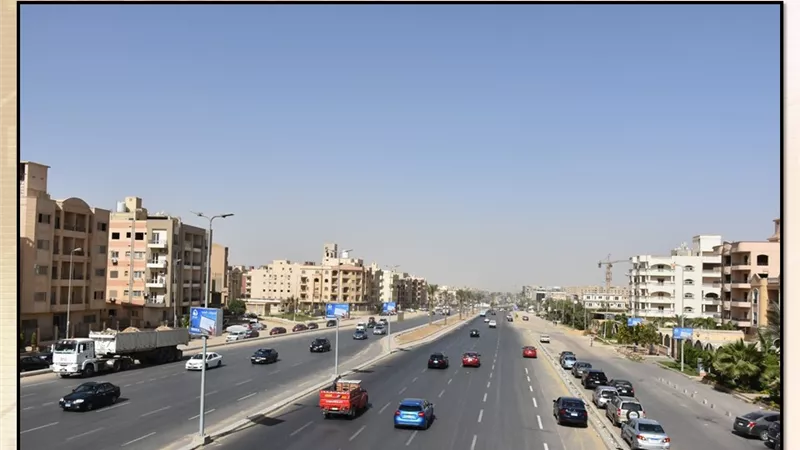 بالصور.. تشغيل تجريبي لمحور محمد نجيب بعد تطويره بمدينة القاهرة الجديدة